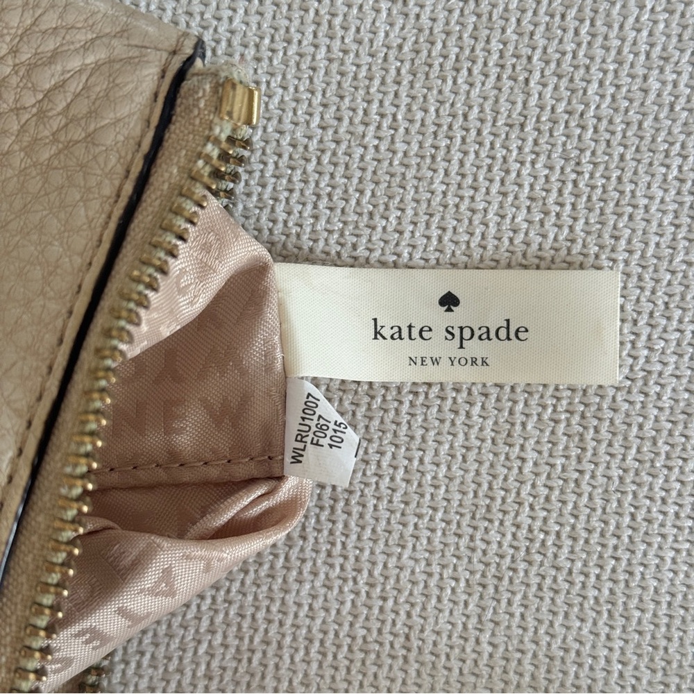 KATE SPADE | CHRISSY BEIGE PEBBLED LEATHER WRISTLET WALLET QUIET LUXURY PURSE - Picture 5 of 5